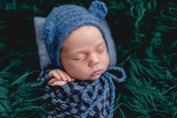 Cute Sleeping Newborn Wearing Blue Knitted Hat — Stock Photo, Image