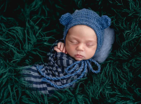 Cute Sleeping Newborn Wearing Blue Knitted Hat — Stock Photo, Image