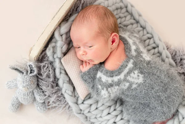 Gözleri Açık Güzel Bir Bebek — Stok fotoğraf