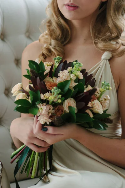 Mujer Hermoso Vestido Con Ramo Flores Las Manos —  Fotos de Stock