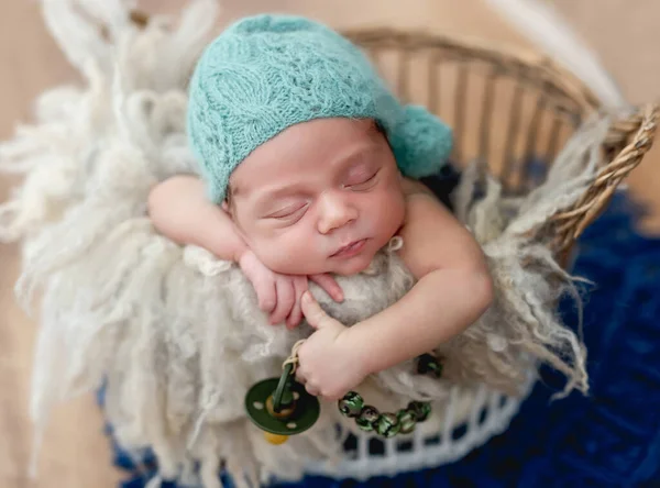 Charming Bayi Laki Laki Yang Baru Lahir Tidur — Stok Foto