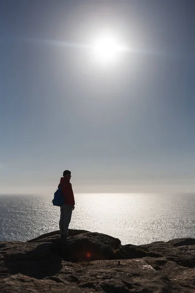 Silhouet Van Mens Staande Cape Finisterre Met Oceaan Zon Achtergrond — Stockfoto