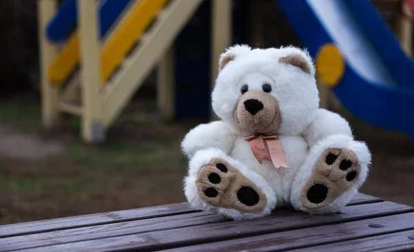 Urso Peluche Triste Solitário Urso Pelúcia Macio Branco Solitário Senta — Fotografia de Stock