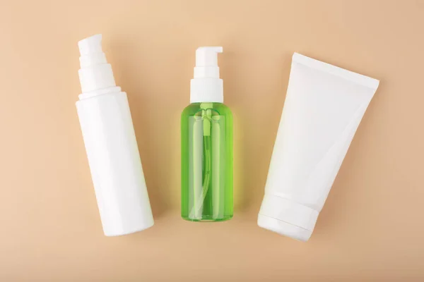 Kosmetikprodukte Für Die Tägliche Hautpflege Weißen Markentuben Auf Pastellbeigem Hintergrund — Stockfoto