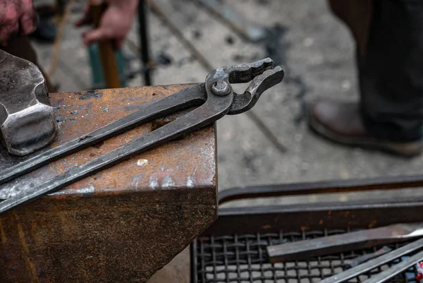 アンビルの上の金属トング 鍛冶屋の機器 — ストック写真