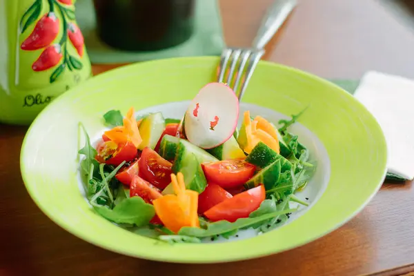 Salat Mit Kirschkartoffeln Gurke Radfisch Und Salat Einem Grünen Teller — Stockfoto