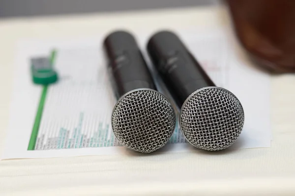 Twee Zwarte Karaoke Microfoons Staan Een Witte Tafel — Stockfoto