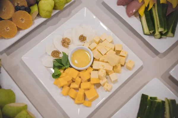 Peynirli Atıştırmalık Küpleri Diğer Yemeklerle Birlikte Kare Tabakta Duruyor — Stok fotoğraf