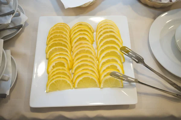 Tranches Citron Dans Une Assiette Carrée Sur Table Manger — Photo