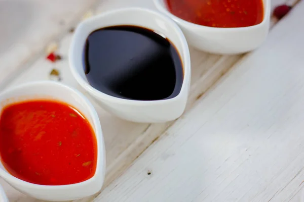 Différentes Trempettes Sauces Rouge Blanc Noir Sur Table Blanche — Photo
