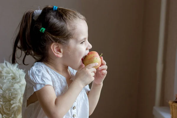 Lucu Anak Kecil Makan Apel — Stok Foto