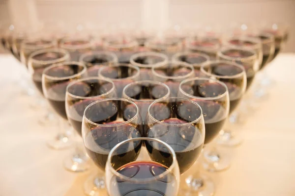 テーブルの上にアルコールとドリンクの異なるメガネ — ストック写真