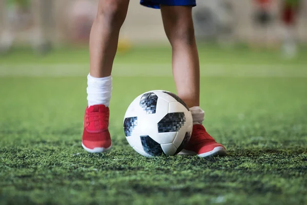 Traditional Soccer Ball Soccer Field Grass Young Player Feet — Stock Photo, Image
