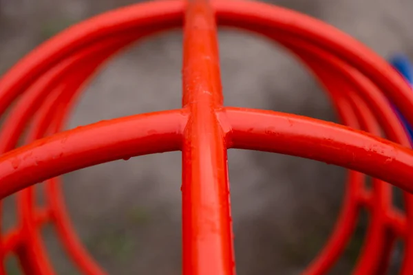 遊び場の赤いパイプ雨滴のクローズアップ — ストック写真