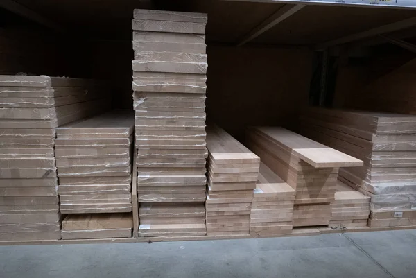 建設モール内の木製の板のヒップ — ストック写真