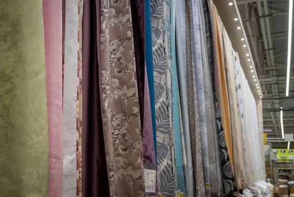 店内のさまざまな色やスタイルのカーテン — ストック写真
