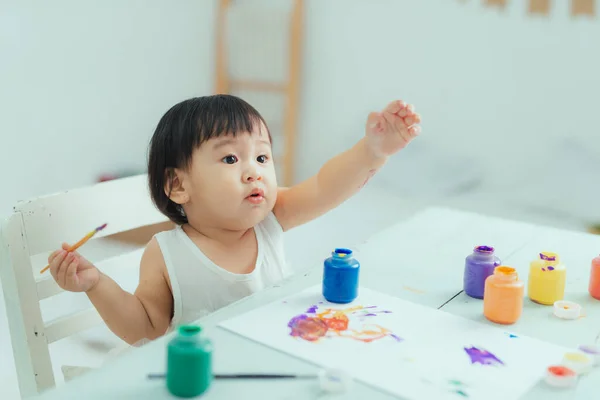 Zdravá Šťastná Dcera Experimentuje Barvami Voda Doma — Stock fotografie