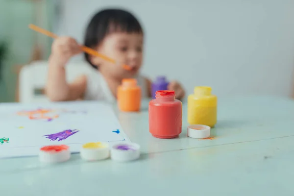 Healthy Happy Daughter Experimenting Colors Water Home — Foto Stock