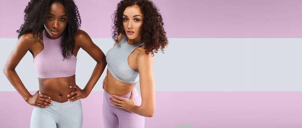 Twee Vrouwen Fitness Sportkleding Geïsoleerd Grijze Achtergrond Sport Mode Concept — Stockfoto