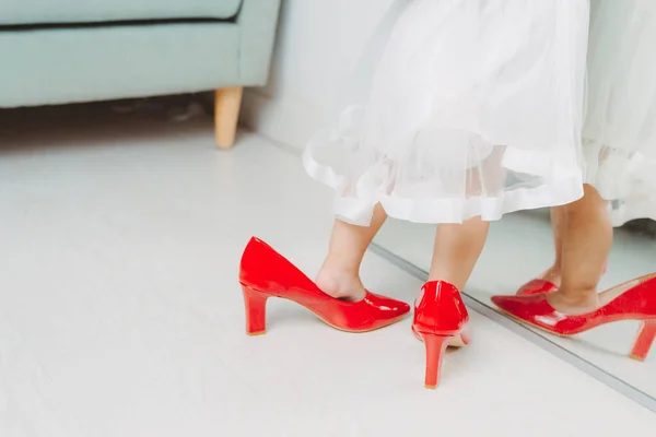 Beine Eines Kleinen Mädchens Mit Roten High Heels — Stockfoto