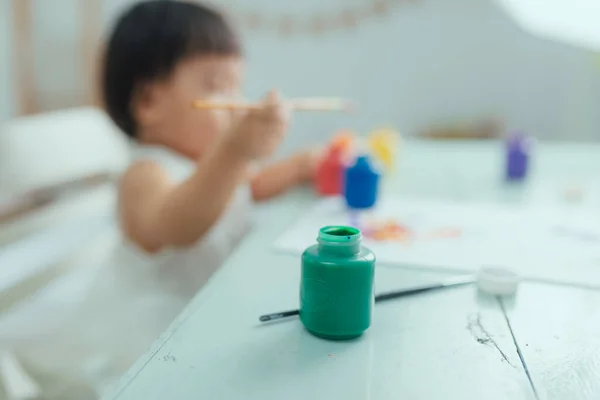 Niedliche Entzückende Baby Mädchen Lernen Malerei Mit Aquarellen — Stockfoto