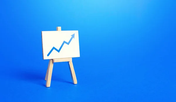 イーゼルとアップ矢印チャート 成長とパフォーマンスの向上の概念 統計とビジネス分析 収益計算書分析 高効率 生産性 経済の進展 — ストック写真