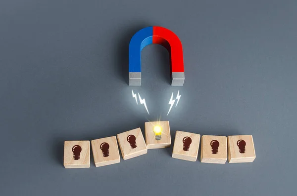 Ein Magnet Zieht Eine Glühende Glühbirne Die Wahl Einer Frischen — Stockfoto