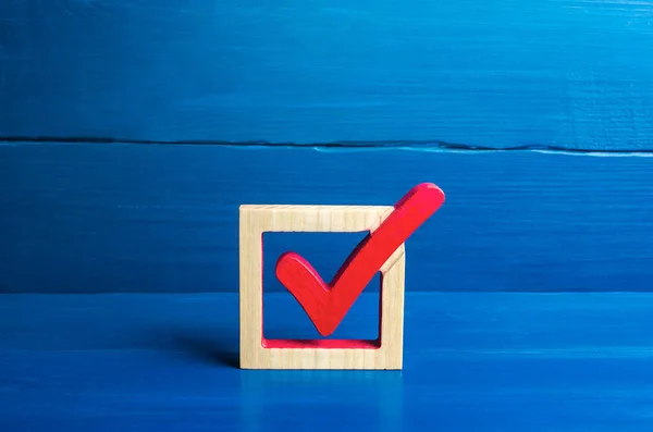 蓝色背景上的红色投票标记 民主选举的投票概念 做出最好的选择 解决这个问题 社会调查 权利和自由 核准编号 — 图库照片