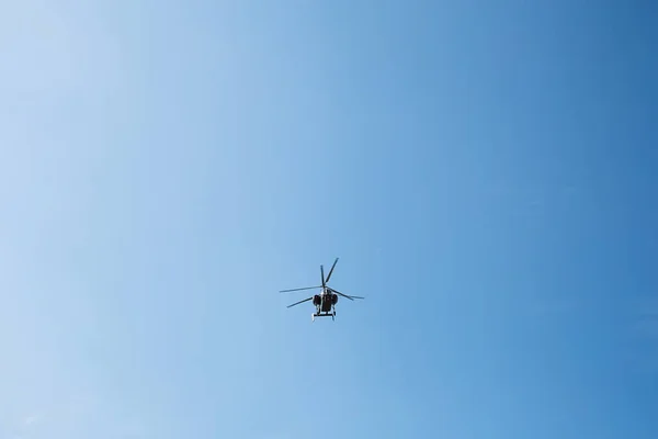 Küçük Sivil Helikopter Mavi Bir Arka Planda Uçuyor — Stok fotoğraf