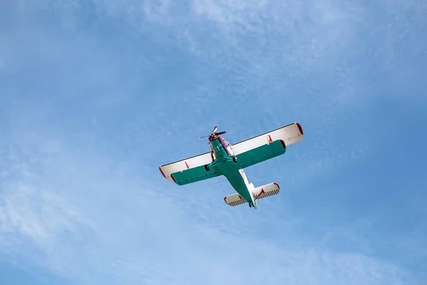 Pequeño Avión Colorido Vintage Solo Motor Cielo Nublado Azul —  Fotos de Stock