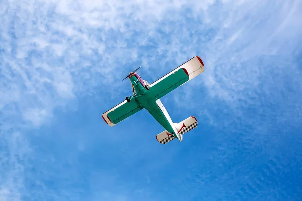 Malé Jednomotorové Vinobraní Barevné Letadlo Modré Oblačné Obloze — Stock fotografie