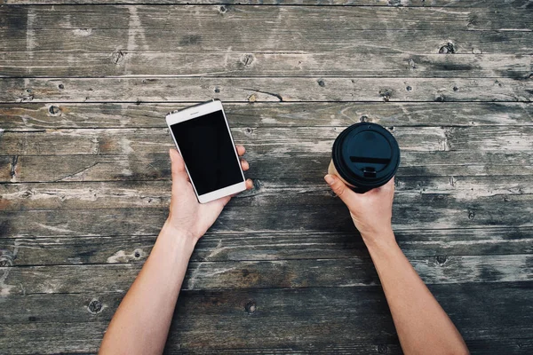 Vrouwelijke Handen Met Smartphone Afhaalmaaltijd Kopje Koffie Pov — Stockfoto