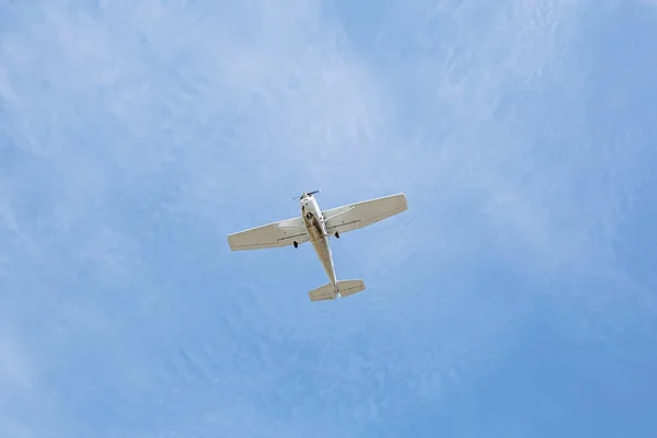 Piccolo Aereo Epoca Monomotore Cielo Nuvoloso Blu — Foto Stock