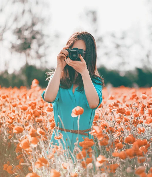 Mulher Tirando Uma Foto Com Uma Câmera Prado Flor — Fotografia de Stock