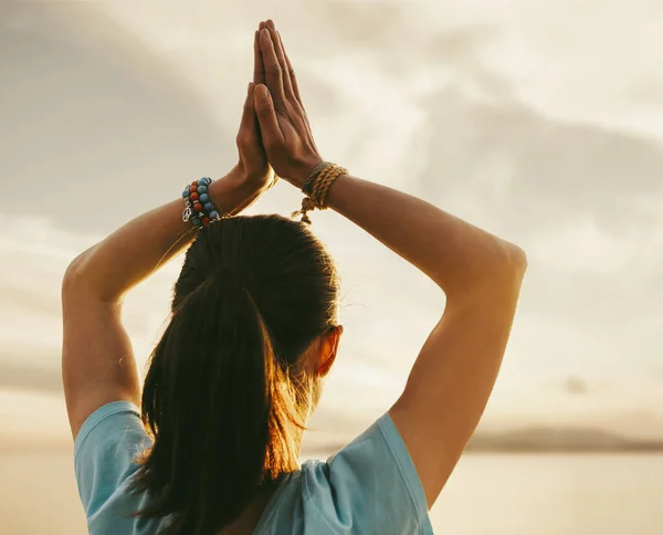 Frau Praktiziert Yoga Mit Gebetsgeste — Stockfoto