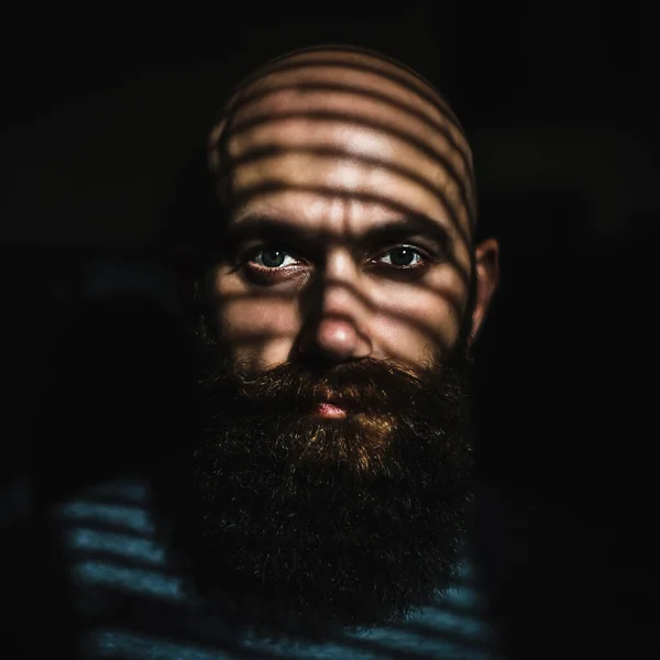 Крупный План Жестокого Бородатого Мужчины Средних Лет Выразительными Глазами Полосатыми — стоковое фото