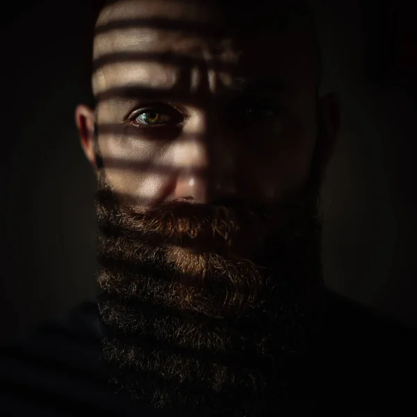 Close Retrato Homem Barbudo Brutal Meia Idade Com Olhos Expressivos — Fotografia de Stock