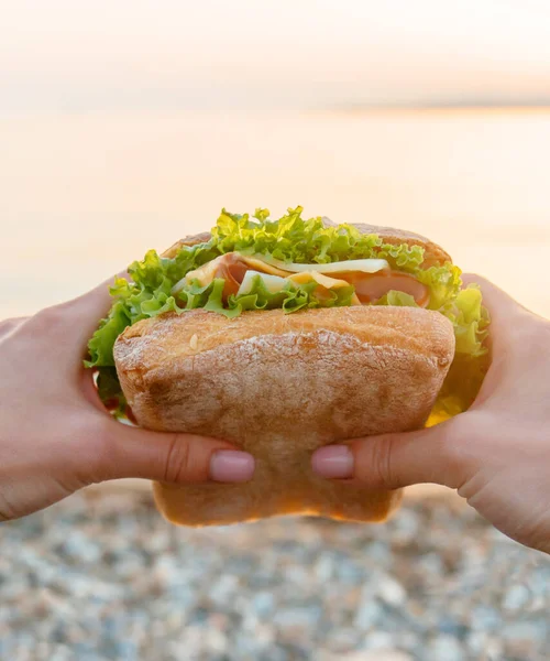 Vrouwelijke Handen Houden Fast Food Hamburger Sandwich Buiten Gezichtspunt — Stockfoto