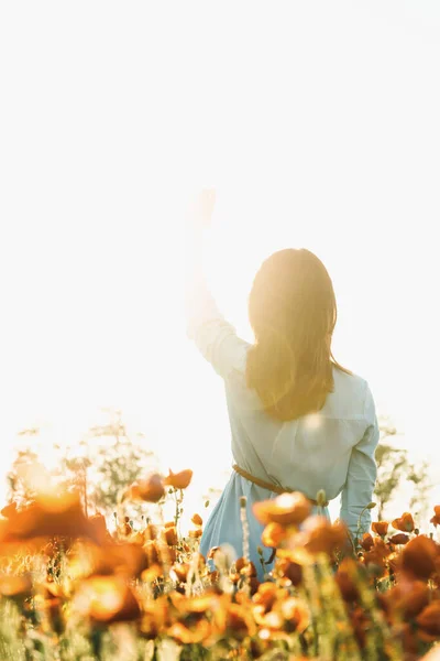 Romantische Frau Winkt Der Sonne Auf Der Blumenwiese — Stockfoto