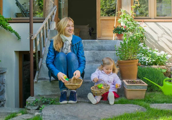 Ibu Dan Anak Mengumpulkan Telur Paskah — Stok Foto
