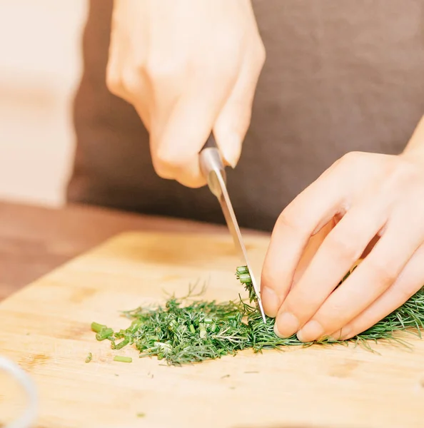 Donna Taglio Verde Tavola Legno Cucina — Foto Stock