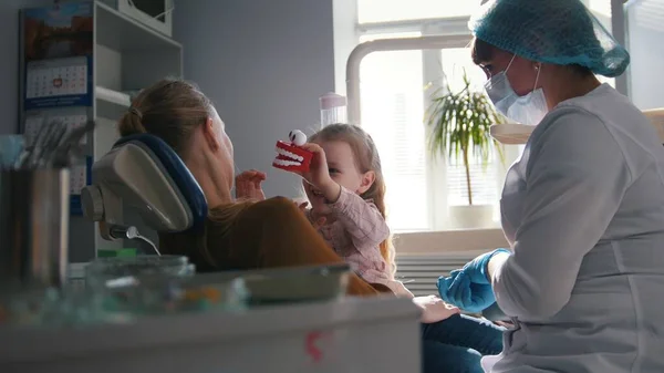 Dziewczyna Jej Mama Dentysta Gabinecie Stomatologicznym Stomatologist Doradztwo Specjalne Zabawki — Zdjęcie stockowe