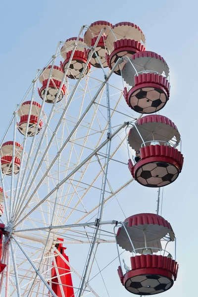 Ferris Wheel Fundo Azul Céu — Fotografia de Stock