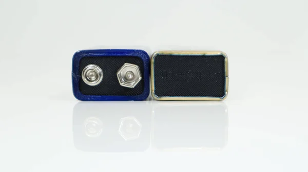 Dvě Modře Použité Baterie Pp3 Bílém Pozadí Odrazem Hlavní Baterie — Stock fotografie