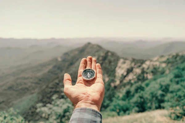 Kompass Auf Palmenhand Hoch Den Sommerlichen Bergen Pov — Stockfoto