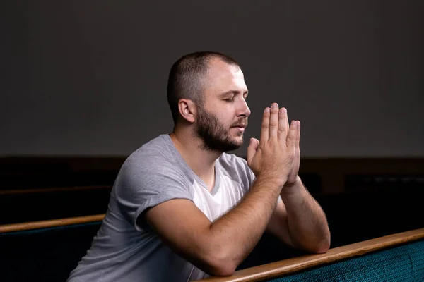 Beyaz Gömlekli Bir Hıristiyan Adam Kilisede Mütevazı Bir Kalple Oturuyor — Stok fotoğraf