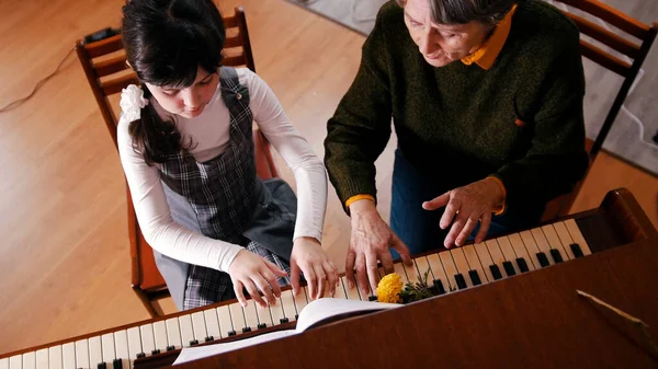Una Niña Tocando Piano Clase Música Profesor Ayudándola Ángulo Superior — Foto de Stock