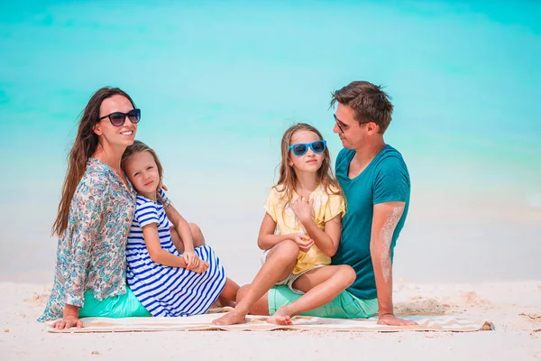 Jonge Familie Vakantie Hebben Veel Plezier — Stockfoto