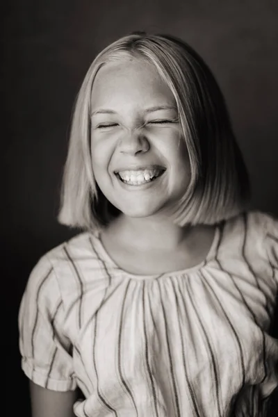 Uma Criança Feliz Uma Menina Com Uma Shirt Cinzenta Num — Fotografia de Stock