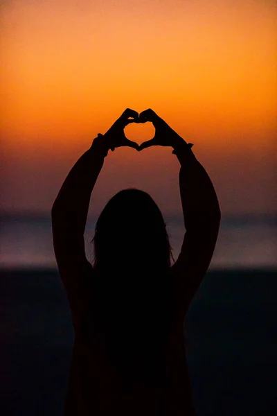 Herzsilhouette Von Kinderhand Bei Sonnenuntergang — Stockfoto